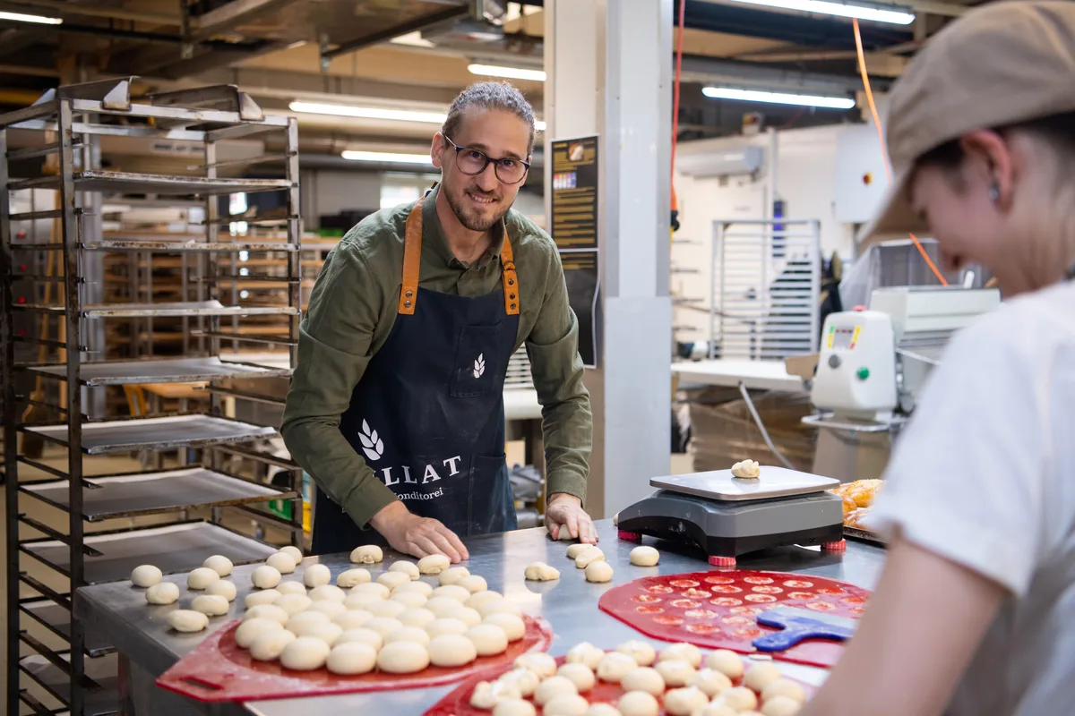 Vuaillat-Geschäftsführer Martin Mayer und Abteilungsleiterin Nina Petrig setzen den Dreikönigkuchen zusammen.